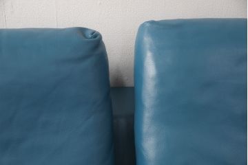 新古品　展示品　美品　KELVIN GIORMANI(ケルビン ジョルマーニ)　本革　ブルーカラーがお部屋のアクセントになる二人掛けソファ(2P、2人掛け、アームソファ)(定価約80万円)(R-052560)