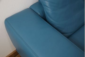 新古品　展示品　美品　KELVIN GIORMANI(ケルビン ジョルマーニ)　本革　ブルーカラーがお部屋のアクセントになる二人掛けソファ(2P、2人掛け、アームソファ)(定価約80万円)(R-052560)