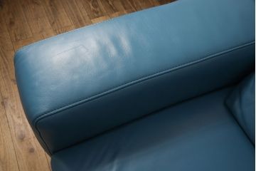 新古品　展示品　美品　KELVIN GIORMANI(ケルビン ジョルマーニ)　本革　ブルーカラーがお部屋のアクセントになる二人掛けソファ(2P、2人掛け、アームソファ)(定価約80万円)(R-052560)