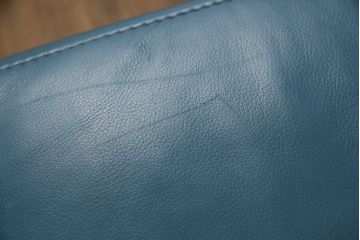 新古品　展示品　美品　KELVIN GIORMANI(ケルビン ジョルマーニ)　本革　ブルーカラーがお部屋のアクセントになる二人掛けソファ(2P、2人掛け、アームソファ)(定価約80万円)(R-052560)