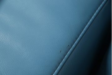 新古品　展示品　美品　KELVIN GIORMANI(ケルビン ジョルマーニ)　本革　ブルーカラーがお部屋のアクセントになる二人掛けソファ(2P、2人掛け、アームソファ)(定価約80万円)(R-052560)