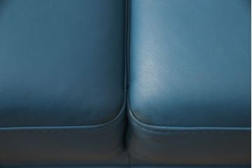 新古品　展示品　美品　KELVIN GIORMANI(ケルビン ジョルマーニ)　本革　ブルーカラーがお部屋のアクセントになる二人掛けソファ(2P、2人掛け、アームソファ)(定価約80万円)(R-052560)