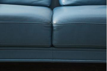 新古品　展示品　美品　KELVIN GIORMANI(ケルビン ジョルマーニ)　本革　ブルーカラーがお部屋のアクセントになる二人掛けソファ(2P、2人掛け、アームソファ)(定価約80万円)(R-052560)