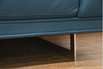 新古品　展示品　美品　KELVIN GIORMANI(ケルビン ジョルマーニ)　本革　ブルーカラーがお部屋のアクセントになる二人掛けソファ(2P、2人掛け、アームソファ)(定価約80万円)(R-052560)