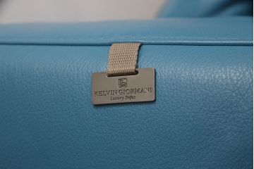 新古品　展示品　美品　KELVIN GIORMANI(ケルビン ジョルマーニ)　本革　ブルーカラーがお部屋のアクセントになる二人掛けソファ(2P、2人掛け、アームソファ)(定価約80万円)(R-052560)