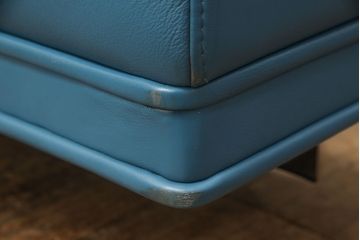 新古品　展示品　美品　KELVIN GIORMANI(ケルビン ジョルマーニ)　本革　ブルーカラーがお部屋のアクセントになる二人掛けソファ(2P、2人掛け、アームソファ)(定価約80万円)(R-052560)