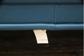 新古品　展示品　美品　KELVIN GIORMANI(ケルビン ジョルマーニ)　本革　ブルーカラーがお部屋のアクセントになる二人掛けソファ(2P、2人掛け、アームソファ)(定価約80万円)(R-052560)