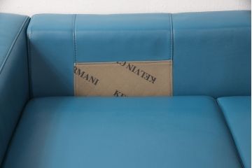 新古品　展示品　美品　KELVIN GIORMANI(ケルビン ジョルマーニ)　本革　ブルーカラーがお部屋のアクセントになる二人掛けソファ(2P、2人掛け、アームソファ)(定価約80万円)(R-052560)