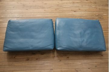 新古品　展示品　美品　KELVIN GIORMANI(ケルビン ジョルマーニ)　本革　ブルーカラーがお部屋のアクセントになる二人掛けソファ(2P、2人掛け、アームソファ)(定価約80万円)(R-052560)