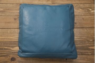 新古品　展示品　美品　KELVIN GIORMANI(ケルビン ジョルマーニ)　本革　ブルーカラーがお部屋のアクセントになる二人掛けソファ(2P、2人掛け、アームソファ)(定価約80万円)(R-052560)