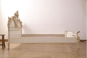 中古　美品　イタリア高級輸入家具　ロココ様式　華やかな彫刻がラグジュアリーな空間を演出するベッドフレーム(キングサイズ)(定価約90万円)(R-052564)