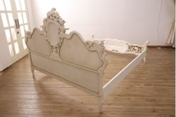 中古　美品　イタリア高級輸入家具　ロココ様式　華やかな彫刻がラグジュアリーな空間を演出するベッドフレーム(キングサイズ)(定価約90万円)(R-052564)
