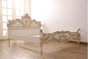 中古　美品　イタリア高級輸入家具　ロココ様式　華やかな彫刻がラグジュアリーな空間を演出するベッドフレーム(キングサイズ)(定価約90万円)(R-052564)