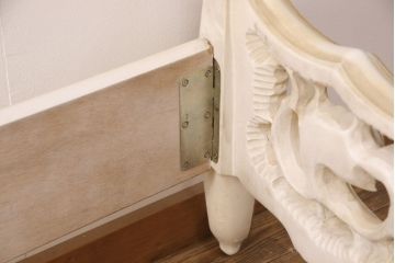 中古　美品　イタリア高級輸入家具　ロココ様式　華やかな彫刻がラグジュアリーな空間を演出するベッドフレーム(キングサイズ)(定価約90万円)(R-052564)