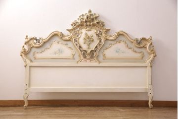 中古　美品　イタリア高級輸入家具　ロココ様式　華やかな彫刻がラグジュアリーな空間を演出するベッドフレーム(キングサイズ)(定価約90万円)(R-052564)
