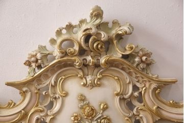 中古　美品　イタリア高級輸入家具　ロココ様式　華やかな彫刻がラグジュアリーな空間を演出するベッドフレーム(キングサイズ)(定価約90万円)(R-052564)