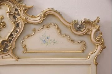 中古　美品　イタリア高級輸入家具　ロココ様式　華やかな彫刻がラグジュアリーな空間を演出するベッドフレーム(キングサイズ)(定価約90万円)(R-052564)