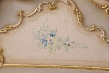 中古　美品　イタリア高級輸入家具　ロココ様式　華やかな彫刻がラグジュアリーな空間を演出するベッドフレーム(キングサイズ)(定価約90万円)(R-052564)