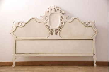 中古　美品　イタリア高級輸入家具　ロココ様式　華やかな彫刻がラグジュアリーな空間を演出するベッドフレーム(キングサイズ)(定価約90万円)(R-052564)