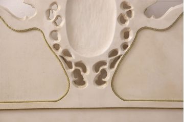 中古　美品　イタリア高級輸入家具　ロココ様式　華やかな彫刻がラグジュアリーな空間を演出するベッドフレーム(キングサイズ)(定価約90万円)(R-052564)