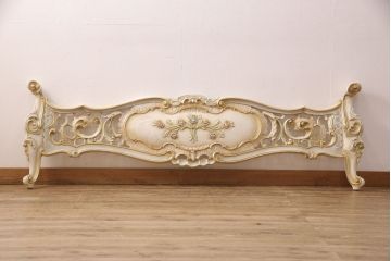 中古　美品　イタリア高級輸入家具　ロココ様式　華やかな彫刻がラグジュアリーな空間を演出するベッドフレーム(キングサイズ)(定価約90万円)(R-052564)