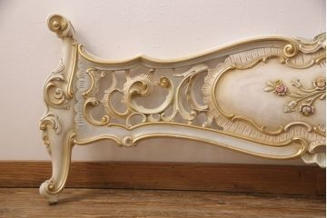 中古　美品　イタリア高級輸入家具　ロココ様式　華やかな彫刻がラグジュアリーな空間を演出するベッドフレーム(キングサイズ)(定価約90万円)(R-052564)