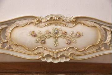 中古　美品　イタリア高級輸入家具　ロココ様式　華やかな彫刻がラグジュアリーな空間を演出するベッドフレーム(キングサイズ)(定価約90万円)(R-052564)