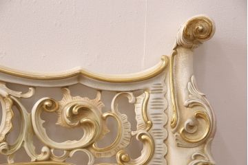 中古　美品　イタリア高級輸入家具　ロココ様式　華やかな彫刻がラグジュアリーな空間を演出するベッドフレーム(キングサイズ)(定価約90万円)(R-052564)