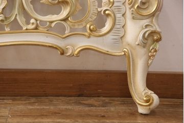 中古　美品　イタリア高級輸入家具　ロココ様式　華やかな彫刻がラグジュアリーな空間を演出するベッドフレーム(キングサイズ)(定価約90万円)(R-052564)