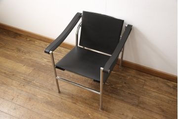 中古　美品　Cassina(カッシーナ)　Le Corbusier(ル・コルビュジエ)　20世紀に作られた椅子の中で銘品に数えられるLC1スリングチェア(アームチェア、椅子)(定価約44万円)(R-052566)