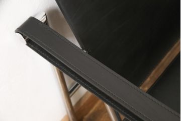中古　美品　Cassina(カッシーナ)　Le Corbusier(ル・コルビュジエ)　20世紀に作られた椅子の中で銘品に数えられるLC1スリングチェア(アームチェア、椅子)(定価約44万円)(R-052566)