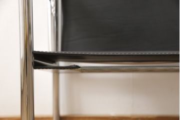 中古　美品　Cassina(カッシーナ)　Le Corbusier(ル・コルビュジエ)　20世紀に作られた椅子の中で銘品に数えられるLC1スリングチェア(アームチェア、椅子)(定価約44万円)(R-052566)