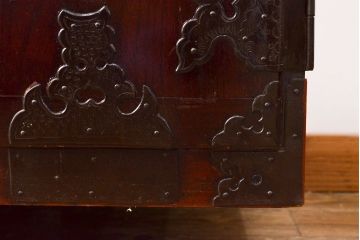 中古　前面ケヤキ材　モダンな空間にも取り入れやすい大ぶりな相馬箪笥(和箪笥、重ね箪笥、衣装箪笥、引き出し、チェスト)(R-052573)