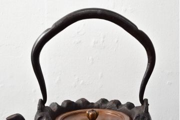 古い　龍文堂　鉄瓶(取手銀象嵌、カラス図、茶道具)(R-052578)