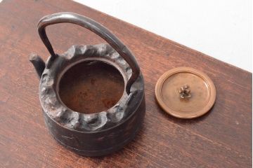 古い　龍文堂　鉄瓶(取手銀象嵌、カラス図、茶道具)(R-052578)