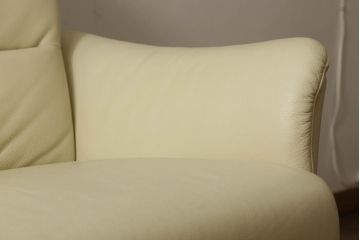 中古　美品　IDC大塚家具取り扱い　高級ブランド　himolla(ヒモラ)　Kassel(カッセル)　高級感ある佇まいの本革2人掛けソファ(定価約40万円)(二人掛けソファ)(R-052584)