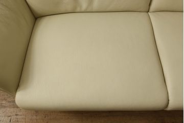 中古　美品　IDC大塚家具取り扱い　高級ブランド　himolla(ヒモラ)　Kassel(カッセル)　高級感ある佇まいの本革2人掛けソファ(定価約40万円)(二人掛けソファ)(R-052584)
