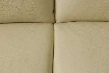 中古　美品　IDC大塚家具取り扱い　高級ブランド　himolla(ヒモラ)　Kassel(カッセル)　高級感ある佇まいの本革2人掛けソファ(定価約40万円)(二人掛けソファ)(R-052584)