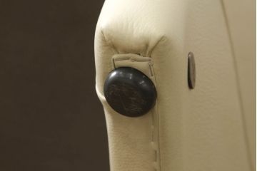 中古　美品　IDC大塚家具取り扱い　高級ブランド　himolla(ヒモラ)　Kassel(カッセル)　高級感ある佇まいの本革2人掛けソファ(定価約40万円)(二人掛けソファ)(R-052584)