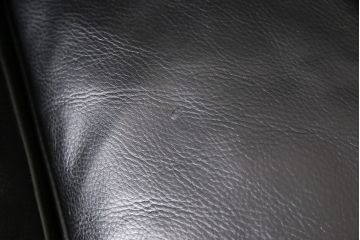 中古美品　IDC大塚家具　高級ブランド　Domicil(ドミシール)　本革が高級感溢れる3人掛けソファ(定価約55万円)(三人掛けソファ、3P)(R-052585)
