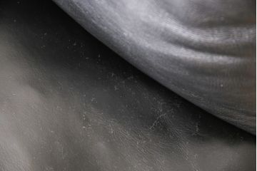 中古美品　IDC大塚家具　高級ブランド　Domicil(ドミシール)　本革が高級感溢れる3人掛けソファ(定価約55万円)(三人掛けソファ、3P)(R-052585)