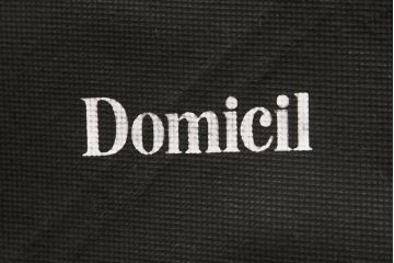 中古美品　IDC大塚家具　高級ブランド　Domicil(ドミシール)　本革が高級感溢れる3人掛けソファ(定価約55万円)(三人掛けソファ、3P)(R-052585)