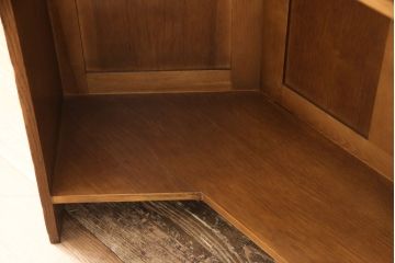中古　美品　イギリス輸入家具　アンティーク調　大人の空間づくりにぴったりなバーカウンターセット(収納棚、飾り棚、キャビネット、アームチェア)(R-052589)