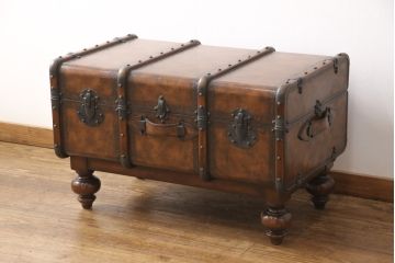 中古　極美品　イギリス　THEODORE ALEXANDER(セオドア アレキサンダー)　一風変わったデザインが面白いトランクテーブル(定価約40万円)(センターテーブル、ローテーブル)(R-052592)