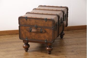 中古　極美品　イギリス　THEODORE ALEXANDER(セオドア アレキサンダー)　一風変わったデザインが面白いトランクテーブル(定価約40万円)(センターテーブル、ローテーブル)(R-052592)