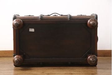 中古　極美品　イギリス　THEODORE ALEXANDER(セオドア アレキサンダー)　一風変わったデザインが面白いトランクテーブル(定価約40万円)(センターテーブル、ローテーブル)(R-052592)