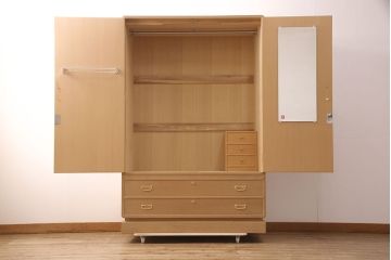 中古　大阪　飾り金具と房飾りが目を惹く泉州総桐箪笥(桐たんす、和タンス、ワードローブ、胴厚、柾目、四方丸)(R-052593)