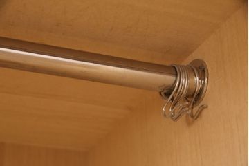 中古　大阪　飾り金具と房飾りが目を惹く泉州総桐箪笥(桐たんす、和タンス、ワードローブ、胴厚、柾目、四方丸)(R-052593)