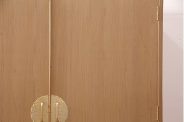 中古　大阪　飾り金具と房飾りが目を惹く泉州総桐箪笥(桐たんす、和タンス、ワードローブ、胴厚、柾目、四方丸)(R-052593)