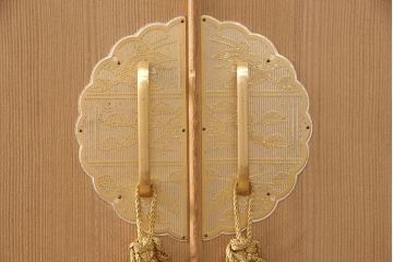 中古　大阪　飾り金具と房飾りが目を惹く泉州総桐箪笥(桐たんす、和タンス、ワードローブ、胴厚、柾目、四方丸)(R-052593)